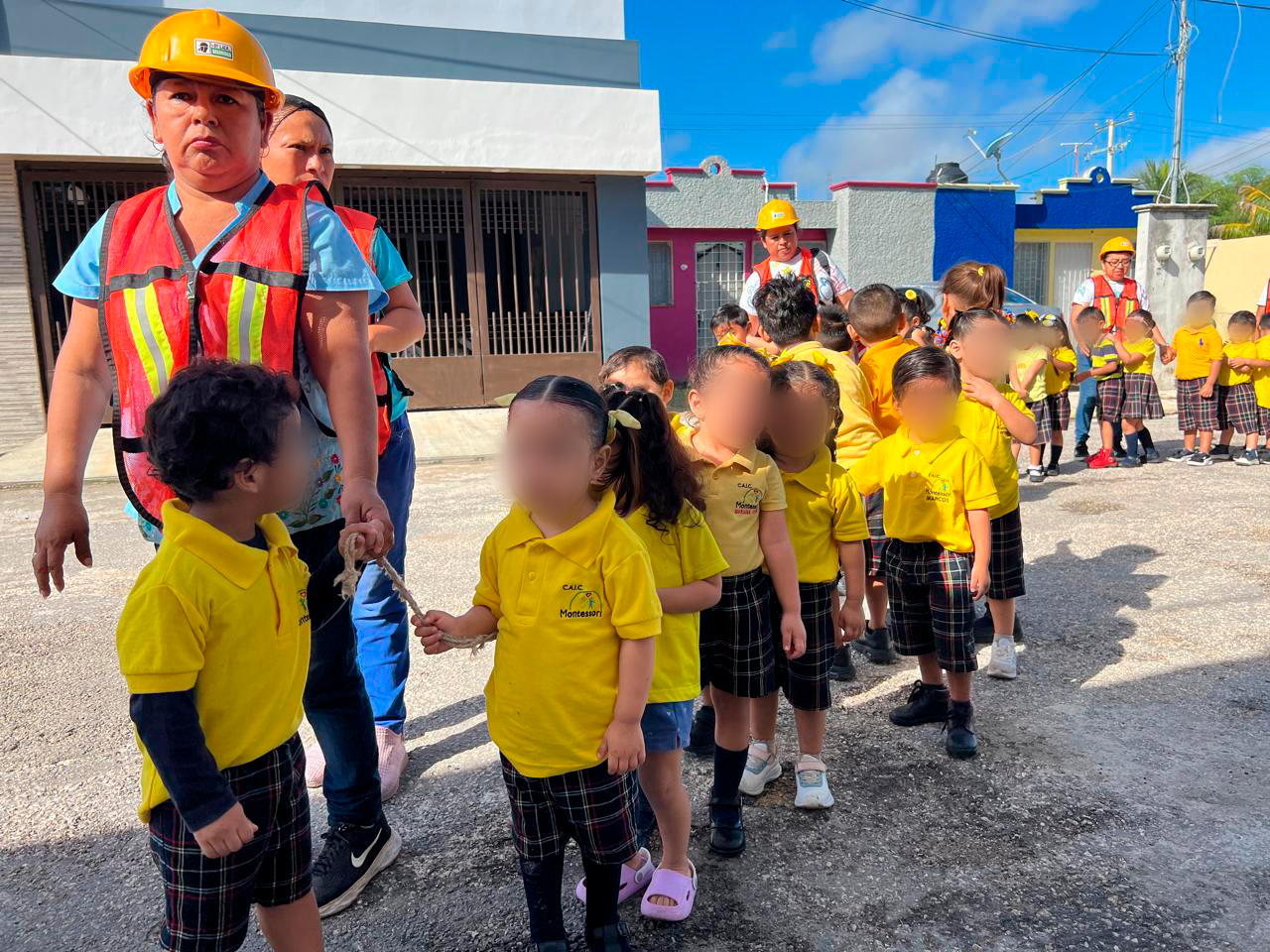 Niños en actividades Montessori en CAIC Campeche