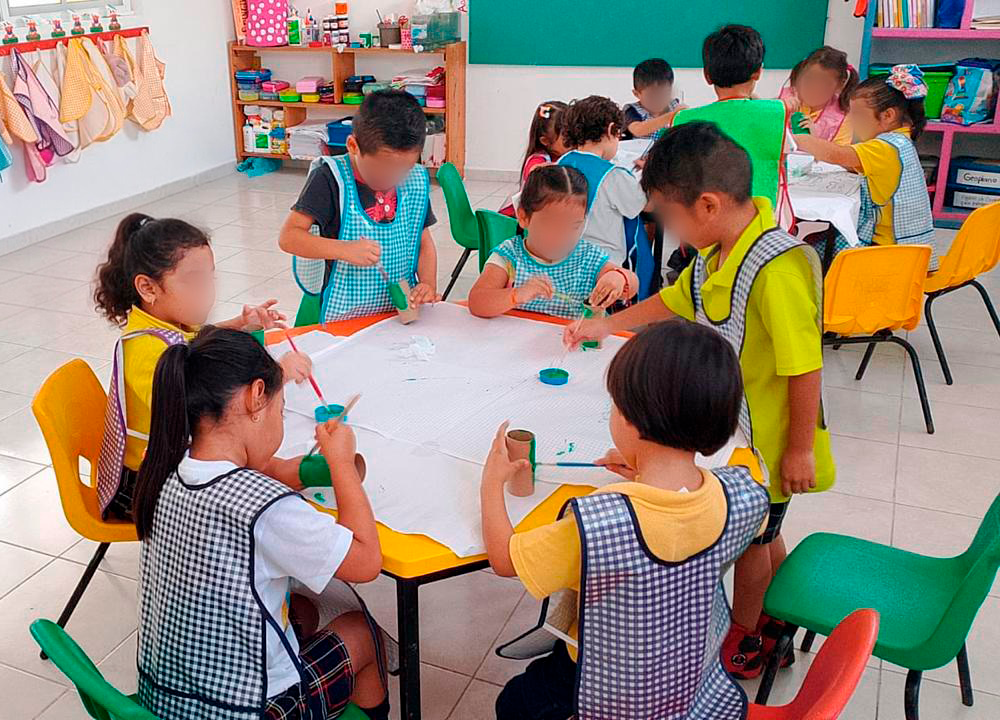 Niños en actividades Montessori en CAIC Campeche